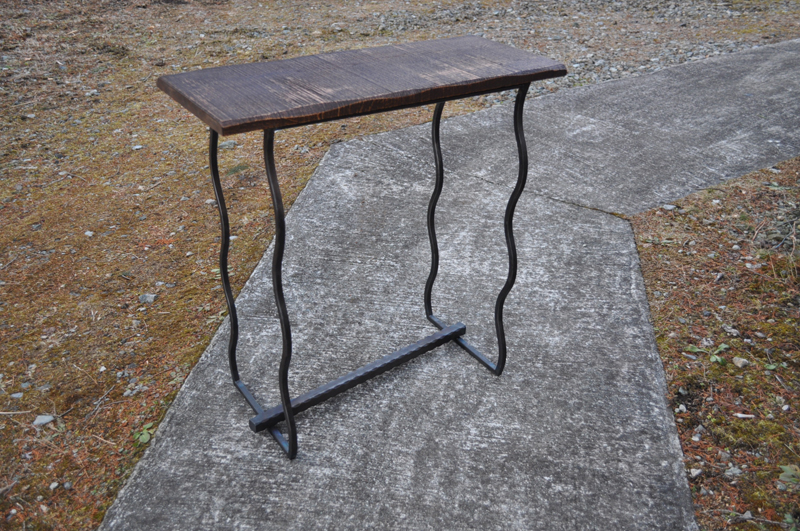 鉄脚の小テーブル