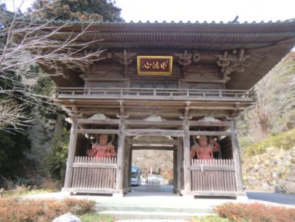 出流山満願寺の山門