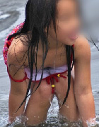 ビーチで撮られた天然巨乳JCの水着画像
