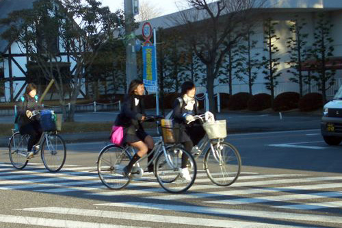 女子中学生が自転車で帰宅中、自転車の男がついてきて女子中学生を追い抜き、立ち去るという事案が発生ｗｗｗ