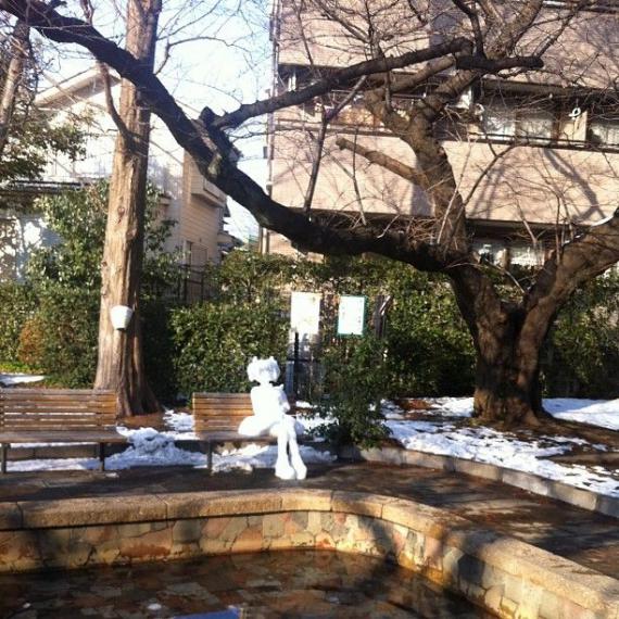 【まどか☆マギカ】誰かが作ったベンチに座る「まどか」雪像のクオリティがすげえええ