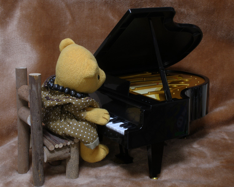ピアノを弾くくまちゃん