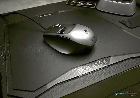 Lamborghini-Reventon-themed-PC-case-mod_21.jpg